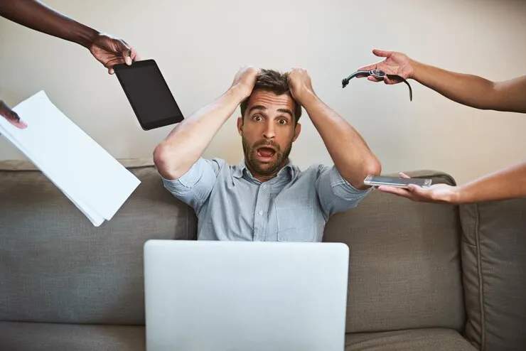 incomodidad y no fallo personal. Hombre abrumado de trabajo.